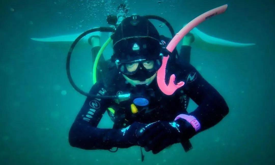 逃离海滩的女孩