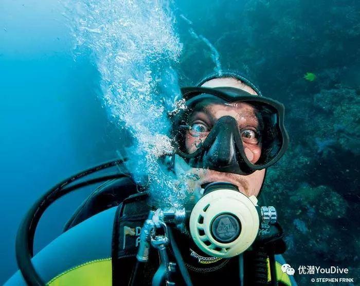 重庆渝中:足球传奇赛主题大巴亮相