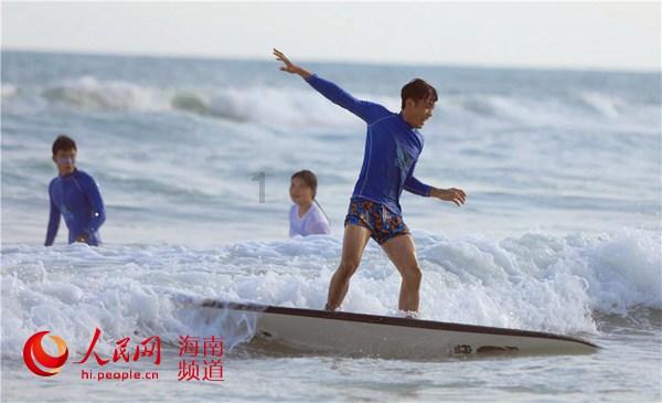 安倍的‘微笑’遗照惹争议，妻子称这是他最喜欢的照片，你咋看？