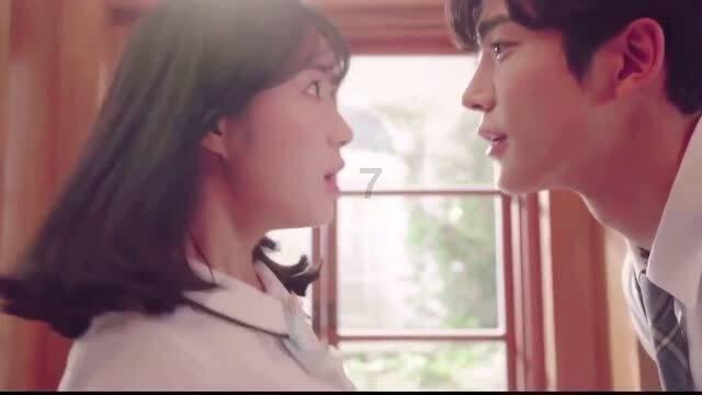 花群中的女孩