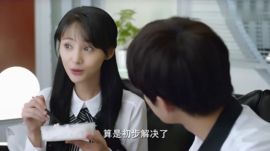 女子爬山时手机从口袋里滑出，眼睁睁看着一层一层跌落