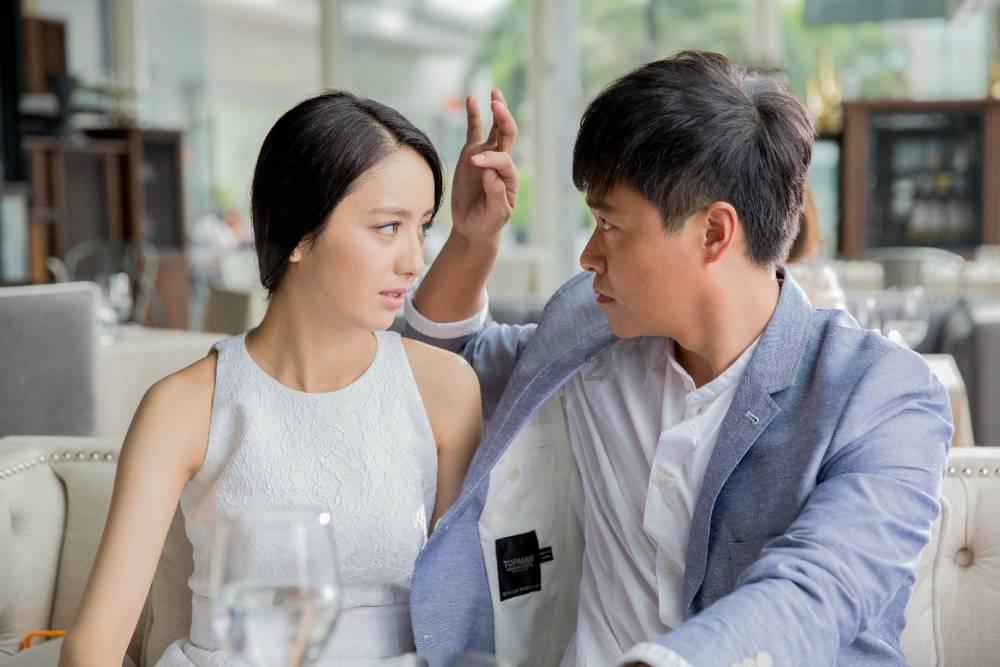 30岁左右的职场女性，今年流行“大衣+裙子+长裤”，通勤时髦
