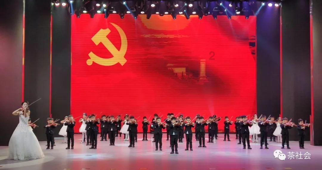省十四届人大二次会议举行主席团常务主席第一次会议