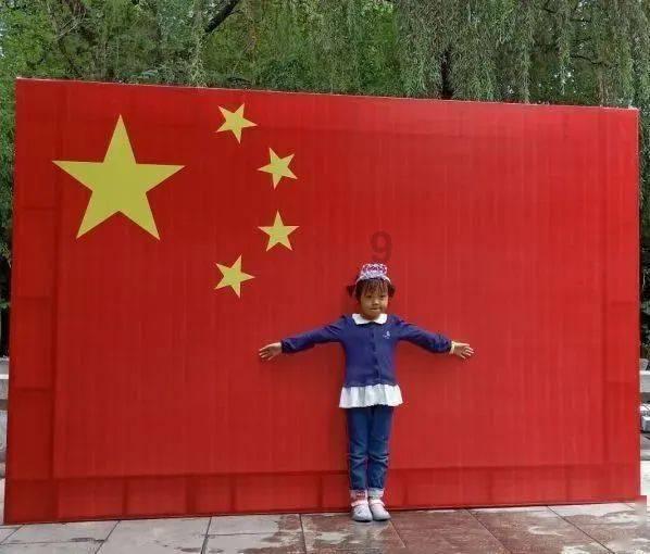 老人清晨误入高速公路冻得瑟瑟发抖,交警及时发现送他回家