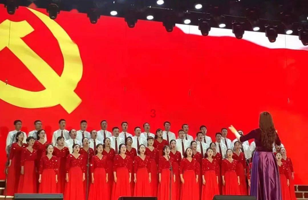 1月26日,河南商丘。祖孙四代连续12年春节慰问敬老院,老人的儿媳:我们上孝敬老人,下关爱孩子,一家人从不吵架,“希望把孝心和爱心推及到敬老院”。