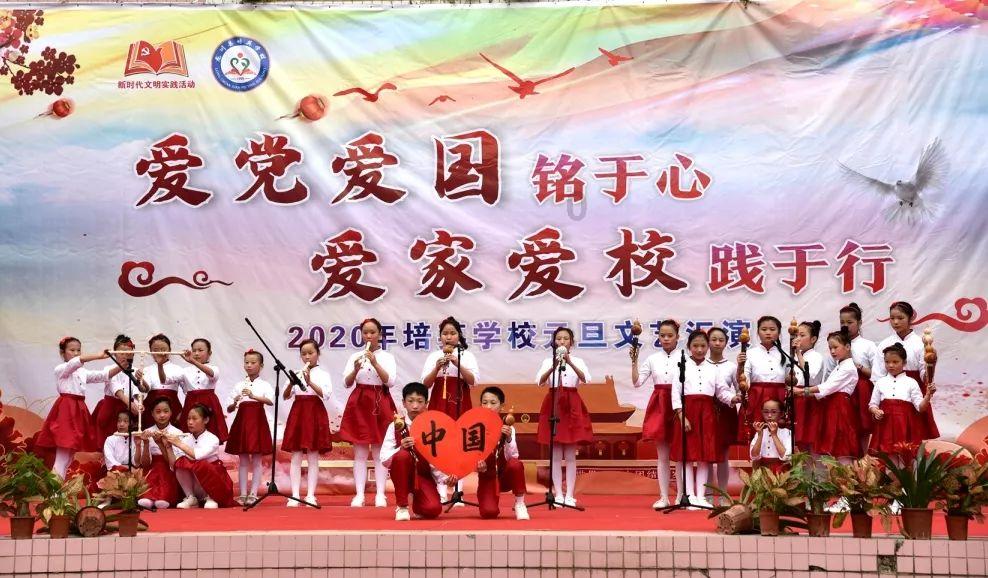 40岁周笔畅也老了!法令纹严重,但音乐才华依旧闪耀
