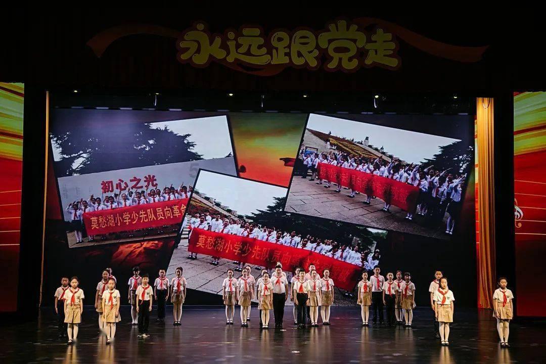 《装在套子里的人》:成年人的悲哀,就是装聋作哑得过且过