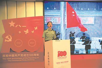 救援时尚的女孩