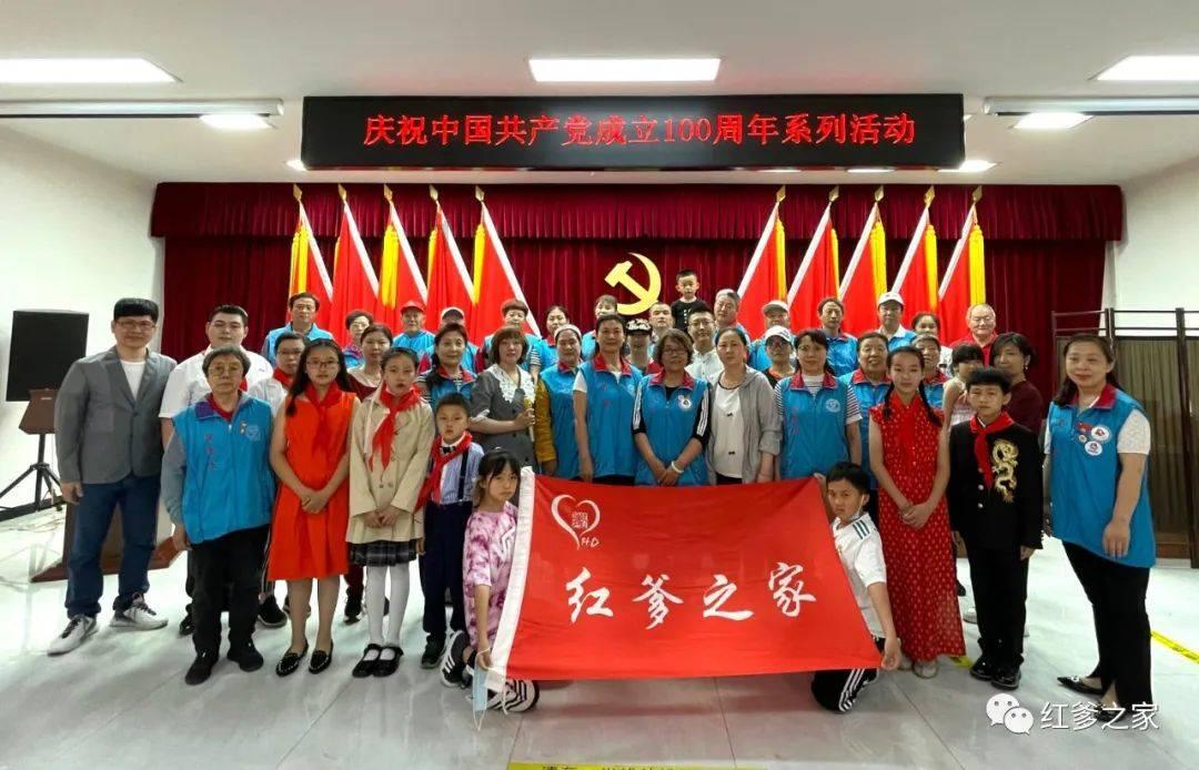 春晚彩排暴露明星素质：岳云鹏脱帽鞠躬，有人却随地吐口香糖
