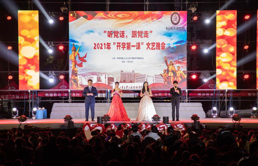 斯卡洛尼：梅西会继续留在国家队，他在场上踢球时很开心