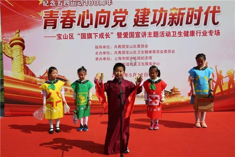 老人清晨误入高速公路冻得瑟瑟发抖,交警及时发现送他回家