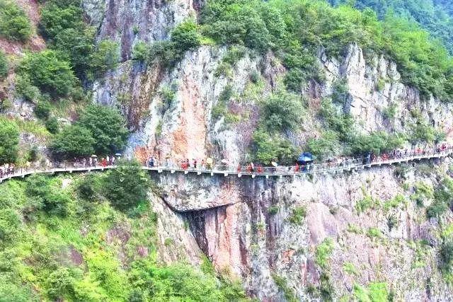 逃离废弃的建筑