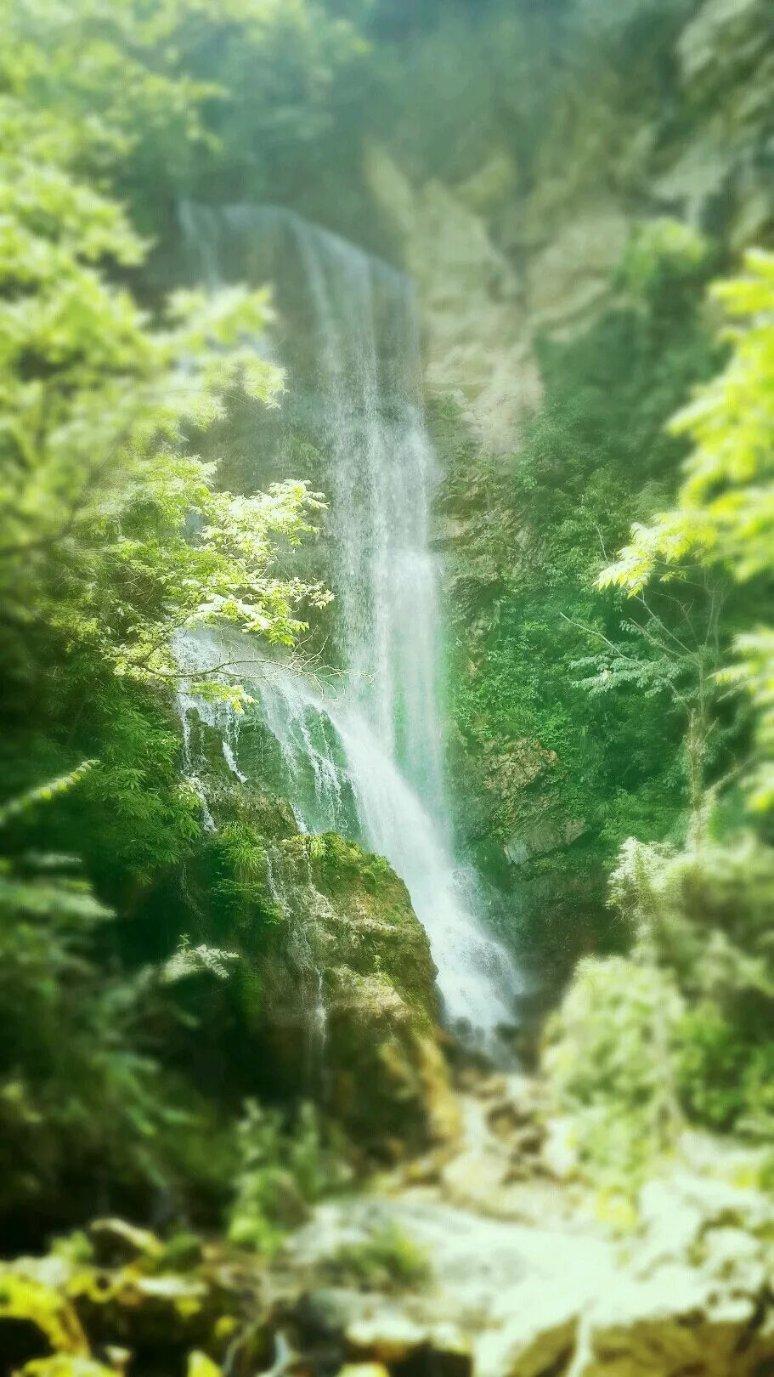 华亭被称龙洞旅游康养福地，关山在华亭境内绵延百余里，群山巍峨