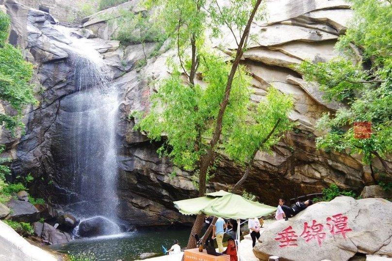 87岁香港富豪晒豪宅，一生不婚却有3个子女，身边不缺年轻女友