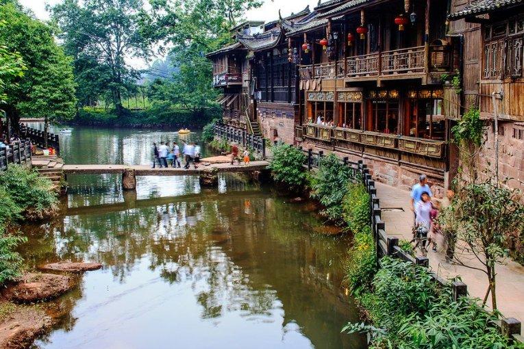 岚图追光PHEV称王绝技：真正的豪华是在看不见的地方下功夫