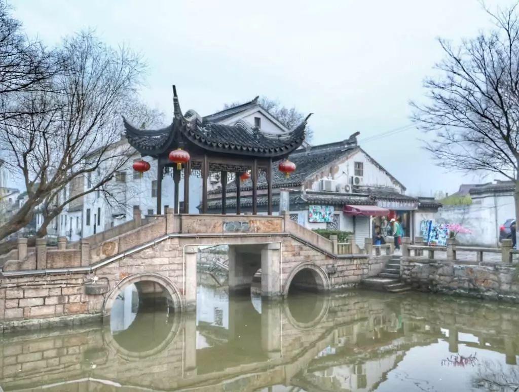 三阶魔方，拼好后出现顶层只有两个中间块需要互换颜色，怎么解决？