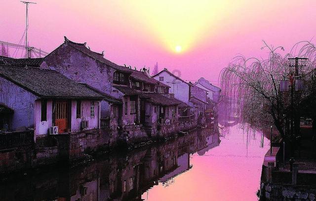 “志愿红”扫雪铲冰为居民保驾护航