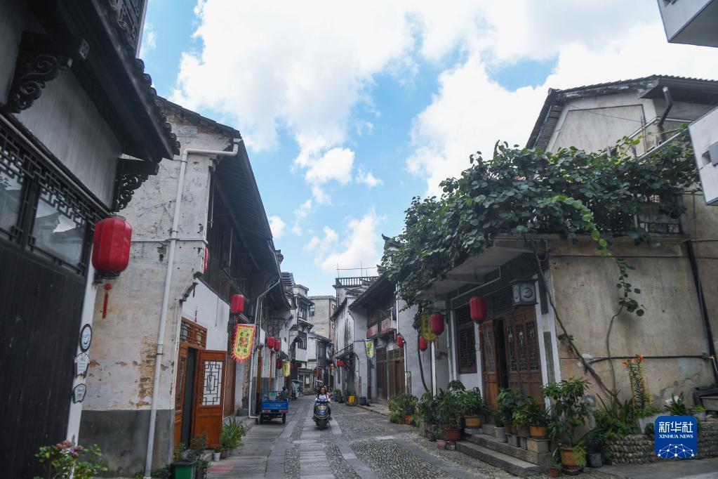 赵匡胤问道士：你给算算朕还能活多少年？道士：陛下活不过今年了