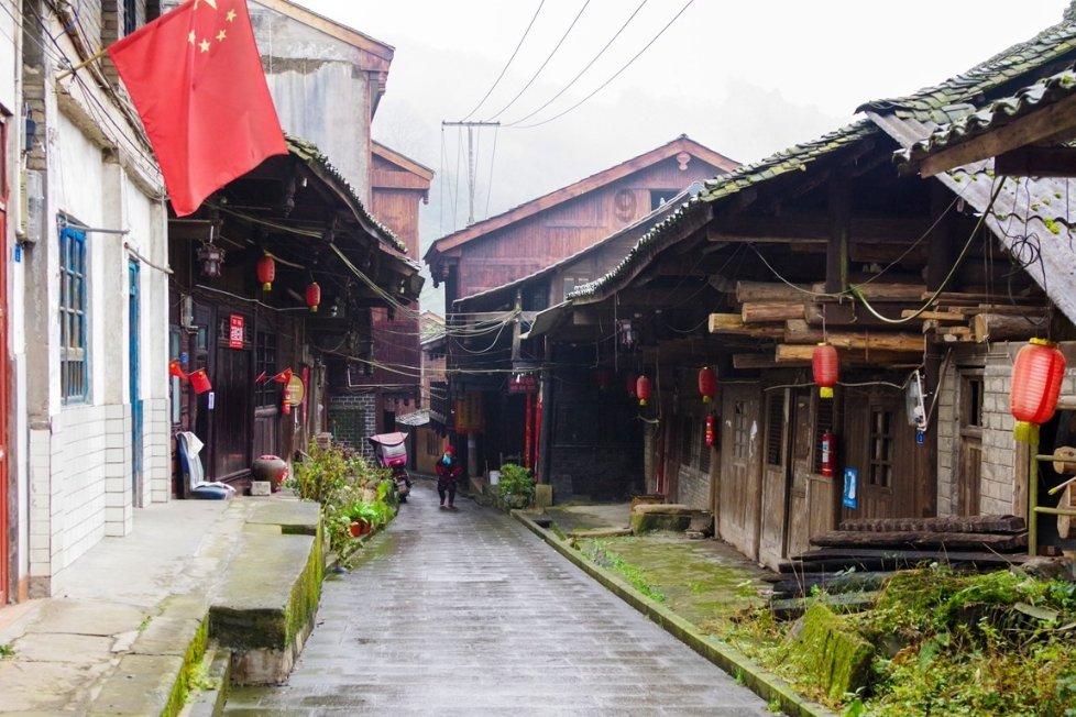 “旗袍校长”胡红梅:曾经无数家长求着入班,偷书曝光后被迫辞职