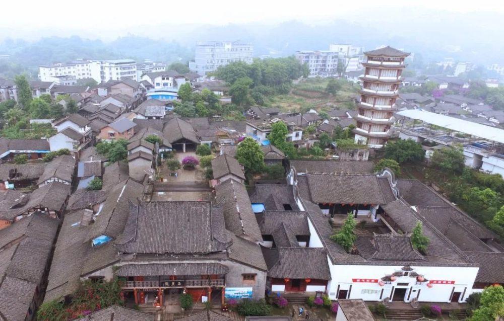 景区游玩肚子疼 碰到公厕不料要扫码进入 市民：老人小孩怎么办