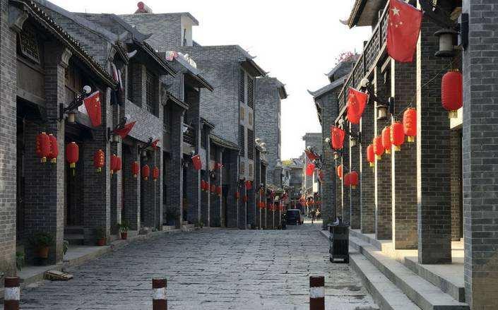 和珅给出上联：三斤四两五花肉，纪晓岚对出下联，和珅立刻变了脸