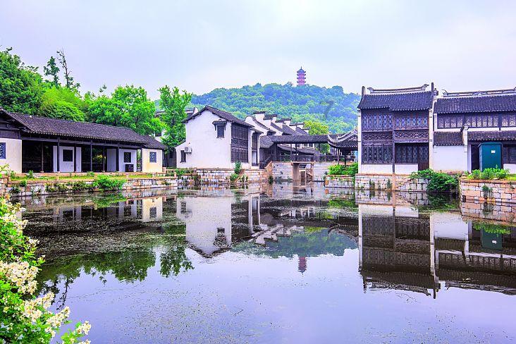 逃离古老的乡村房子