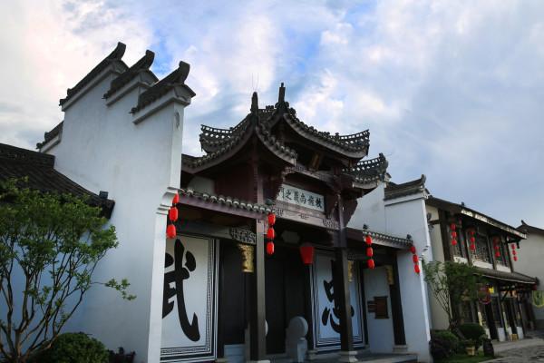 胡歌在青海西藏被偶遇骑行、捡垃圾,胡歌:置身大自然感知自我渺小,会特别放松、平静,从而被治愈