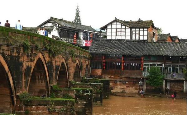 咸丰县清坪镇国道建设风雨无阻抢工期