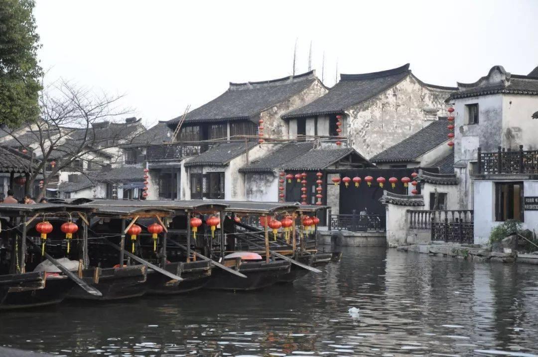 亿万驸马窦骁滑雪场亲民互动，女粉丝争相合照！