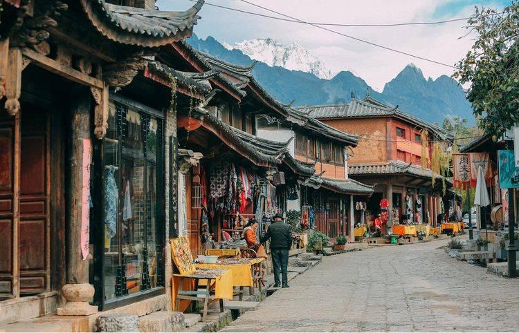 女主带哈士奇去爬山,结果二哈上山容易下山难,最后心疼女主