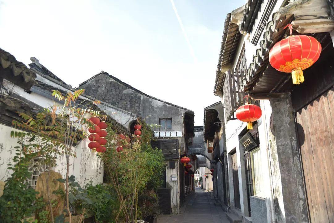 男孩火锅店过生日秒变“社恐”,吓得直钻桌底,直到歌唱完了也不敢出来