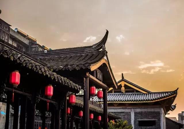 小伙在三亚疑遇鬼秤，摊主展示是三斤，换顾客手上秒变两斤