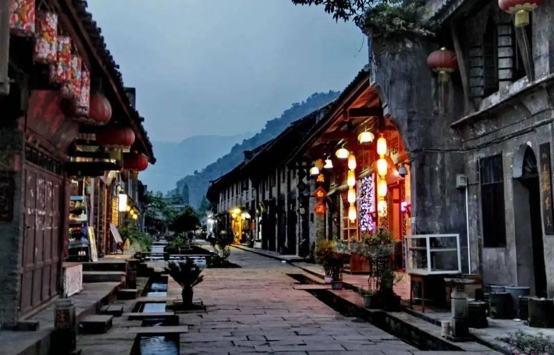 秦王赶紧来扶弟媳杨媚儿下马,杨媚却身子一软趁势倒在了他的怀里