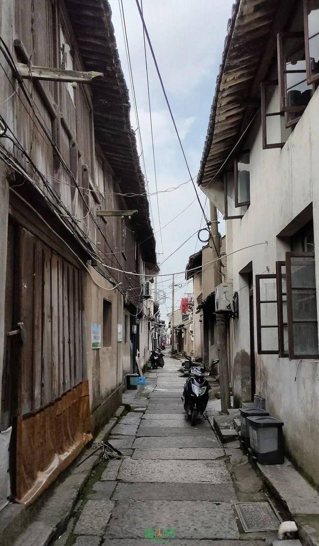 盈喜集团盘中异动 早盘大幅拉升5.15%